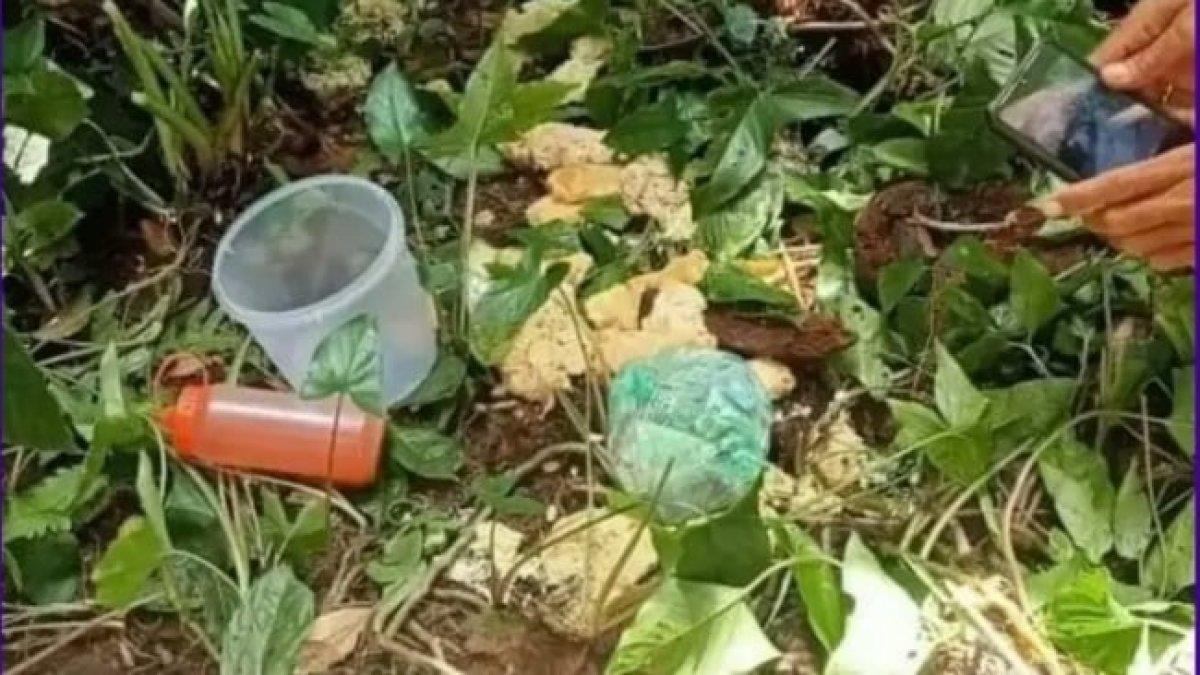 Potret barang jualan korban Nia Kurnia Sari berserakan di sekitar hutan.