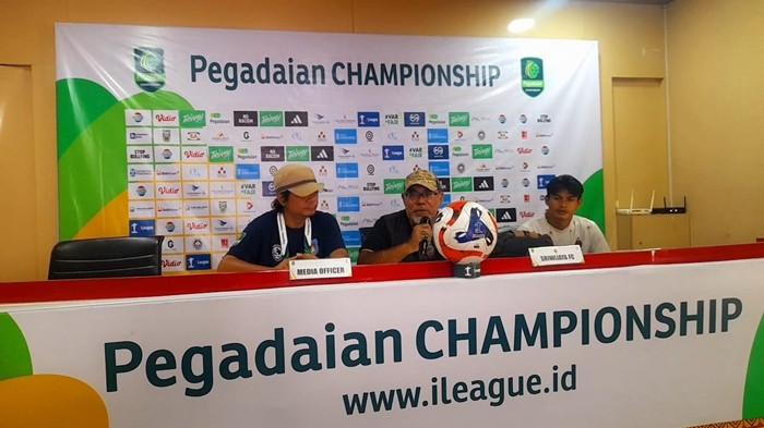 IWAN DAN DERRY - Head coach Sriwijaya FC Iwan Setiawan didampingi perwakilan pemain, Derry Herlangga memberikan keterangan saat sesi pre-match press conference, Jumat (27/2/2026). Sriwijaya FC menjalani laga away Derby Sumsel Pegadaian Championship 2025/26 menghdapai SUmsel United yang akan berlangsung di Stadion Gelora Sriwijaya Jakabaring Palembang, Sabtu (28/2/2026) pukul 20.30.