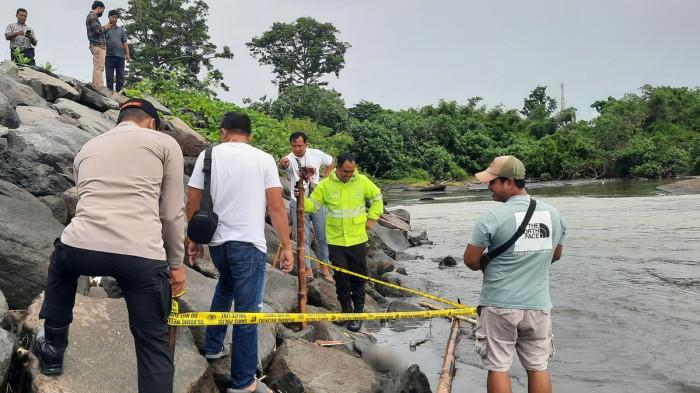POTONGAN TUBUH DITEMUKAN - Petugas kepolisian saat melakukan olah tempat kejadian perkara dalam peristiwa penemuan potongan tubuh manusia di muara Sungai Wos kawasan Pantai Ketewel, Desa Ketewel, Kecamatan Sukawati, Kabupaten Gianyar, Provinsi Bali, Kamis (26/2/2026).