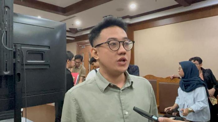 GELANG DETEKTOR DELPEDRO: Terdakwa kasus penghasutan demonstrasi ricuh Delpedro Marhaen dkk gunakan gelang detektor saat jalani sidang di Pengadilan Negeri Jakarta Pusat, Rabu (18/2/2026). Gelang itu digunakan pasca Delpedro dkk beralih status penahanan dari tahanan rutan menjadi tahanan kota