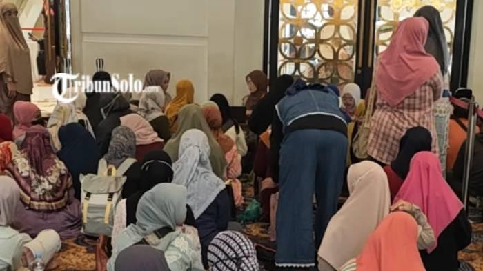 CARI JODOH. Suasana hari pertama Golek Garwo #3 di Masjid Raya Sheikh Zayed Solo, Sabtu (28/2/2026). Penyelenggara berpesan agar peserta berani untuk ditolak.