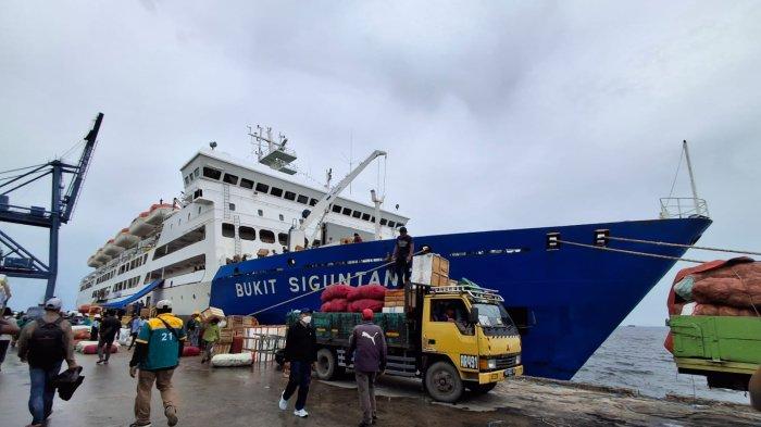 JADWAL KAPAL PELNI - Aktivitas debarkasi dan embarkasi di Pelabuhan Malundung, Kota Tarakan beberapa waktu lalu. Berikut Jadwal Kapal Pelni 2026 Tarakan ke Parepare, terlihat ada diskon tiket jelang memasuki mada mudik lebaran Idul Fitri 2026. TRIBUNKALTARA.COM/ ANDI PAUSIAH