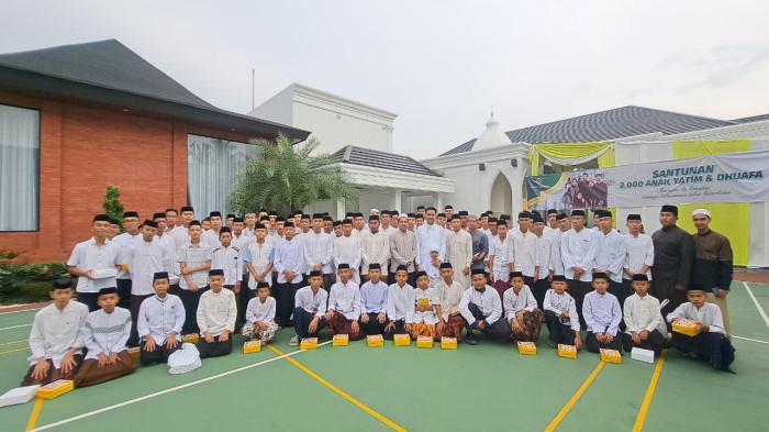 RAMADHAN - Pasangan Ade Erlanda dan Nur Apriyanti berbagi dan menebar kebahagiaan bagi sesama. Tahun ini, aksi berbagi yang mereka lakukan menyasar warga kurang mampu dan anak yatim piatu yang jumlahnya mencapai 2.000 orang.