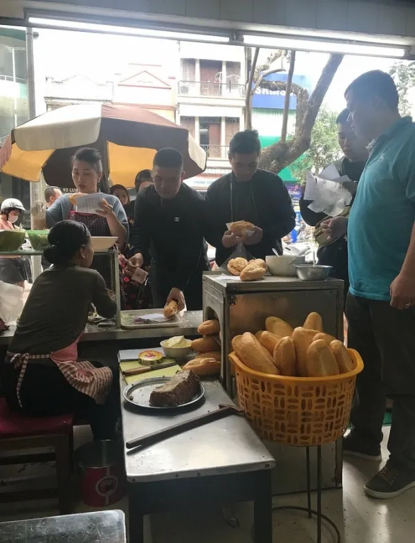 Customers line up at Banh Mi Pho Hue. Photo: KaBi