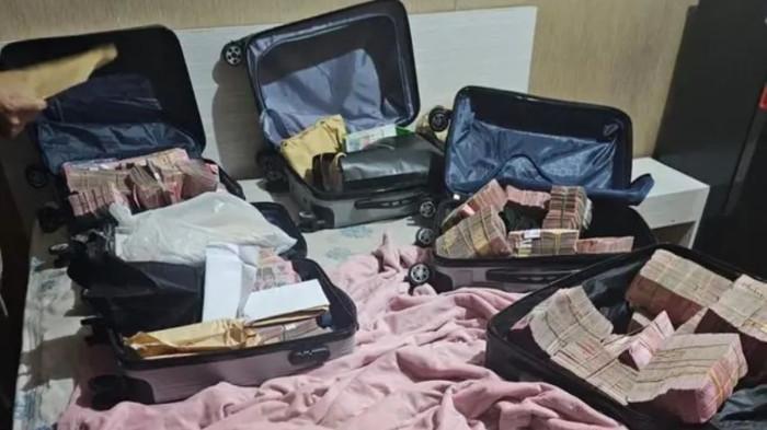 KOPER BERISI UANG - Penyidik Komisi Pemberantasan Korupsi (KPK) menyita 5 buah koper berisi uang Rp 5 miliar dari penggeledahan di wilayah Ciputat, Tangerang Selatan pada Jumat (13/2/2026). 