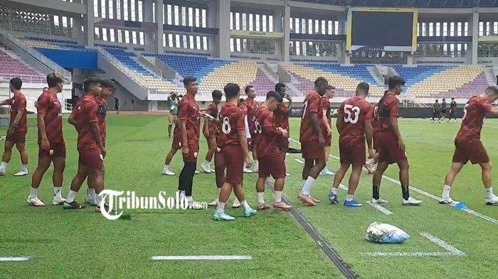 LATIHAN - Pemain Persis Solo berlatih di Stadion Manahan Solo, Jawa Tengah, pada Kams (12/2/2026). Pelatih Persis Solo pastikan skuadnya siap tempur melawan Madura United di Stadion Manahan Solo, Jumat (13/2/2026) sore.