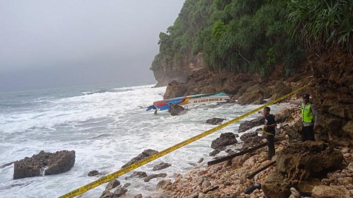 Kapal nelayan terbalik di kawasan Pantai Watumandi, Desa Gudangharjo, Kecamatan Paranggupito 2