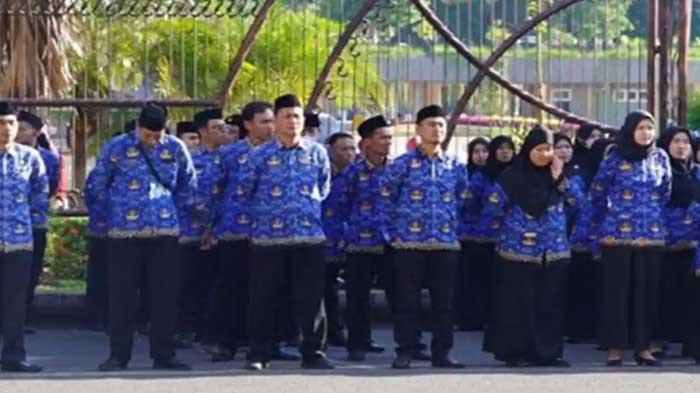 PPPK DIPUTUS KONTRAK - Pegawai Pemerintah dengan Perjanjian Kerja (PPPK) Kabupaten Tuban saat mengikuti apel bersama di halaman Kantor Pemkab Tuban. Kasus 39 guru PPPK Kontrak Tak Diperpanjang hingga kini masih bergulir. PGRI ngadu ke DPRD.