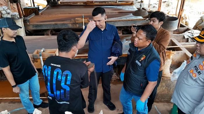 ​MEJA GOYANG – Dirtipidter Bareskrim Polri, Brigjen Pol. Moh. Irhamni, bersama jajaran saat meninjau mesin meja goyang di Desa Mayang, Kelapa Kampit, Sabtu (28/2/2026). Alat ini digunakan untuk memurnikan bijih timah sebelum diselundupkan ke Malaysia.