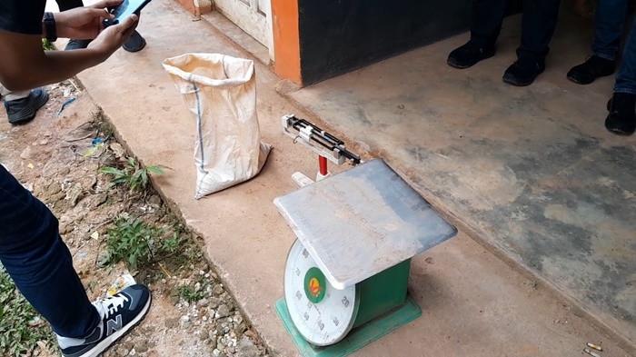 BUKTI TRANSAKSI - Buku folio berisi catatan bon atau nota transaksi yang ditemukan tim Kepolisian saat penggeledahan ruko di Desa Senyubuk, Kelapa Kampit, Sabtu (28/2/2026). Dokumen ini menjadi alat bukti penting untuk melacak daftar nama pemasok pasir timah ilegal dari tambang rakyat.