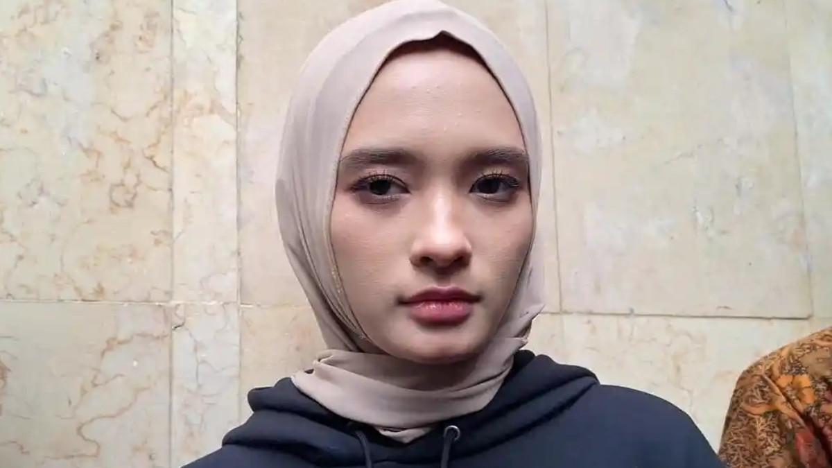 INARA TAK DIUNDANG - Inara Rusli tak diundang saat Virgoun dan Lindi Fitriyana melangsungkan pernikahan tertutup di sebuah hotel di kawasan Tangerang.