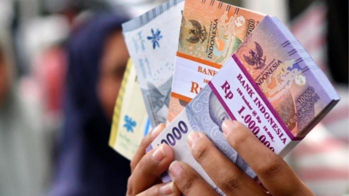 UANG THR - Warga menukarkan uang di mobil kas keliling Bank Indonesia (BI) Malang di Taman Merjosari, Kota Malang, Jawa Timur, Kamis (19/2/2026).