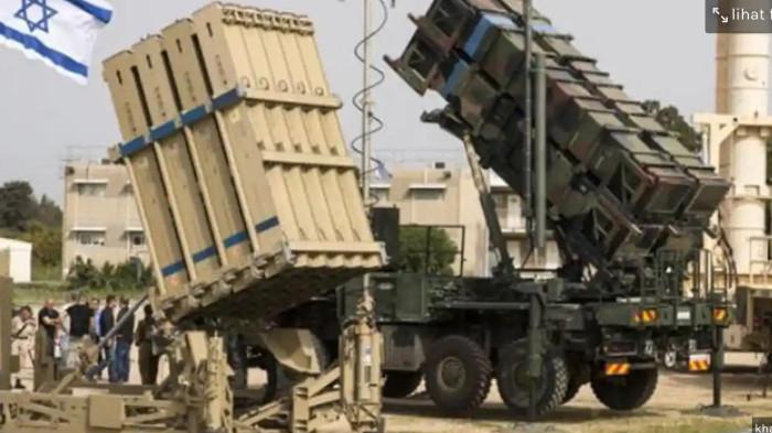 SISTEM PERTAHANAN ISRAEL — Baterai dan peluncur rudal sistem pertahanan udara Israel yang dikenal luas sebagai Iron Dome bersiap di posisinya. Pada Sabtu (28/2/2026), unit ini dikerahkan untuk meluncurkan rudal pencegahan guna mengantisipasi balasan Iran pascaserangan udara sebelumnya.