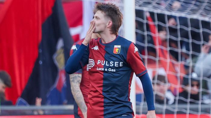 WAJIB DIWASPADAI - Selebrasi Morten Frendrup ketika mencetak gol untuk Genoa di Liga Italia Serie A musim 2024/2025. Gelandang asal Denmark ini menjadi pemain yang patut diwaspadai Inter Milan jelang laga di Giuseppe Meazza, Minggu (1/3/2026).