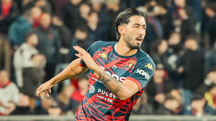 WAJIB DIWASPADAI - Gelandang Genoa, Mikael Egill Ellertsson pada musim 2025/2026. Pemain asal Islandia keturunan Indonesia dari garis ibu ini menjadi salah satu yang wajib diwaspadai Cristian Chivu, jelang pertemuan Inter Milan vs Genoa, di Stadion Giuseppe Meazza, Minggu (1/3/2026) pukul 02.45 WIB.