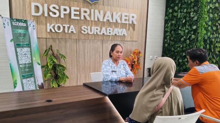 LAPOR - Kantor Dinas Perindustrian dan Tenaga Kerja (Disperinaker), Jalan Penjaringan Asri Nomor 36, Surabaya, Jawa Timur. Kantor Disperinaker membuka posko pengaduan THR 2026