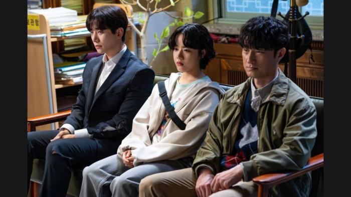Potret Lee Jun-Ho, Kim Hye-Jun, dan Kim Byung-Chul dalam cuplikan serial milik Netflix, 