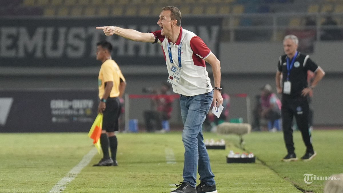 SUPER LEAGUE - Pelatih Persis Solo, Milomir Seslija memberi instruksi dari pinggir lapangan Stadion Manahan, Solo, Sabtu (21/2/2026). PSBS Biak berhasil menahan imbang Persis Solo dengan skor 1-1. Tribun Solo/Muhammad Nursina
