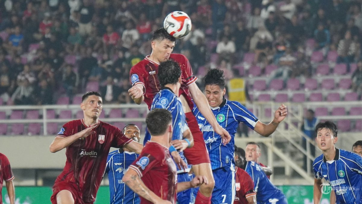 SUPER LEAGUE - Pesepak bola Persis Solo, Luka Dumancic (tengah) berduel udara dengan pesepak bola PSBS Biak dalam pertandingan Super League di Stadion Manahan, Solo, Sabtu (21/2/2026). PSBS Biak berhasil menahan imbang Persis Solo dengan skor 1-1. Tribun Solo/Muhammad Nursina