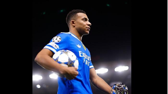 BAWA BOLA- Kylian Mbappe membawa pulang bola dan trofi Man of the Match usai laga Real madrid melawan Olympiakos Piraeus. Kylian Mbappé menunjukkan performa kelas dunia dengan mencetak empat gol (quattrick) saat Real Madrid meraih kemenangan dramatis 4-3 atas Olympiakos Piraeus, Yunani di Liga Champions.