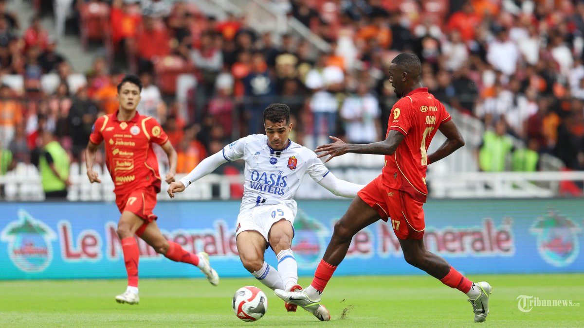SUPER LEAGUE - Pesepak bola Persijap Jepara Carlos Henrique Franca (tengah) berusaha melewati hadangan pesepak bola Persija Jakarta pada pertandingan BRI Super League di Stadion Utama Gelora Bung Karno (SUGBK), Jakarta, Sabtu (3/1/2026). Persija Jakarta menang atas Persijap Jepara dengan skor 2-0. TRIBUNNEWS/HERUDIN