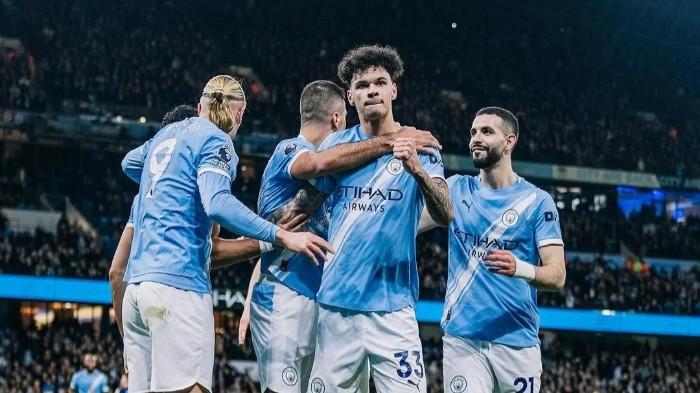 CITY KALAHKAN NEWCASTLE- Bek Manchester City, Nico O'Reilly merayakan golnya ke gawang Newcastle United di Etihad Stadium, Minggu (22/2/2026) dini hari WIB.Manchester City mengalahkan Newcastle United 2-1. Hasil ini membuat City dan Arsenal hanya berjarakn dua angka.