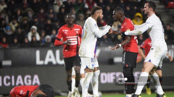 PEMAIN RENNES (ARSIP 2023) - Pemain depan Brasil Paris Saint-Germain Neymar (kiri) berbicara dengan bek Rennes asal Mali Hamari Traore (kanan) selama pertandingan sepak bola Prancis L1 antara Stade Rennais FC dan Paris Saint-Germain (PSG) di stadion Roazhon Park di Rennes, Prancis barat, pada 15 Januari 2023.