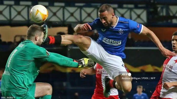 RANGERS VS ABERDEEN - Striker Rangers Inggris Kemar Roofe (tengah) dikeluarkan dari lapangan karena tantangan ini terhadap kiper Ceko Slavia Praha Ondrej Kolar (kiri) selama babak 16 besar Liga Europa UEFA, pertandingan sepak bola leg kedua antara Rangers dan Slavia Praha di Stadion Ibrox di Glasgow pada 18 Maret 2021. Andrew Milligan / POOL / AFP