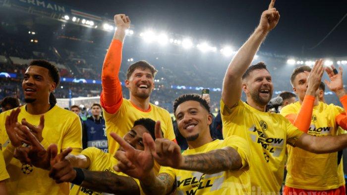 SELEBRASI PEMAIN DORTMUND - Gelandang Dortmund asal Inggris Jadon Sancho (CR) merayakan kemenangan timnya di akhir pertandingan sepak bola leg kedua semifinal Liga Champions UEFA melawan Paris Saint-Germain (PSG) di stadion Parc des Princes di Paris pada 7 Mei 2024. (Photo by Odd ANDERSEN / AFP)