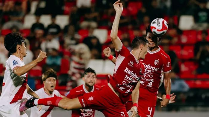 BERDUEL - Pemain Bali United dan Persis Solo berduel berebut bola di udara pada pertandingan pekan 13 Super League 2025/2026 di Stadion Kapten I Wayan Dipta, Gianyar, Sabtu (23/11) malam WIB.