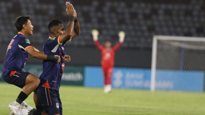 SELEBRASI GOL OTTO - Otto Kapisa merayakan gol dengan duduk mengangkat tangan tanda permohonan maaf saat membawa Sumsel United unggul 1-0 atas Sriwijaya FC di babak pertama di Stadion Gelora Sriwijaya Jakabaring Palembang pada Sabtu (28/2/2026) malam