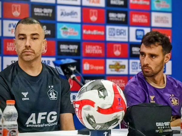 Pelatih Persik, Marcos Reina (kiri) dan pemain, Imanol Garcia (kanan) dalam sesi jumpa pers jelang duel melawan Persis di Stadion Manahan, Surakarta, Sabtu (28/2/2026).