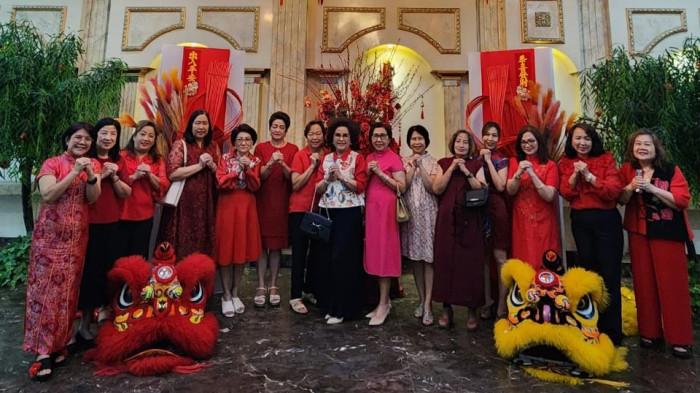 IMLEK - Perayaan Tahun Baru Imlek yang digelar oleh komunitas Peranakan Tionghoa Makassar (P2TM) yang berdomisili di Manado dan sekitarnya. Kegiatan ini berlangsung di MCC Boulevard Manado, Sabtu (28/1/2026) malam. Semangat kebersamaan dan persaudaraan terlihat.