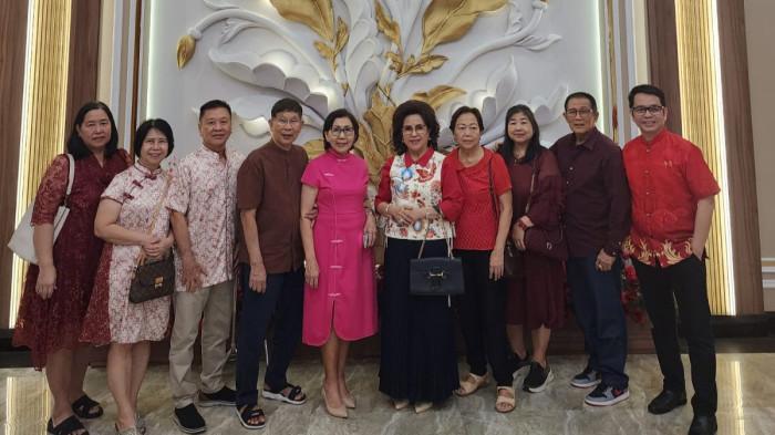 IMLEK - Perayaan Tahun Baru Imlek yang digelar oleh komunitas Peranakan Tionghoa Makassar (P2TM) yang berdomisili di Manado dan sekitarnya. Kegiatan ini berlangsung di MCC Boulevard Manado, Sabtu (28/1/2026) malam. Semangat kebersamaan dan persaudaraan terlihat.