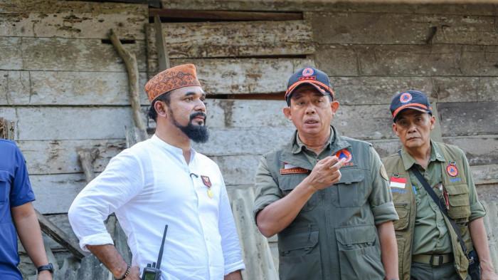 Kepala BNPB Letjen TNI Dr. Suharyanto, didampingi Bupati Aceh Timur saat berkunjung ke Aceh Timur meninjau progres Huntara pada Kamis, (26/2/2026). 