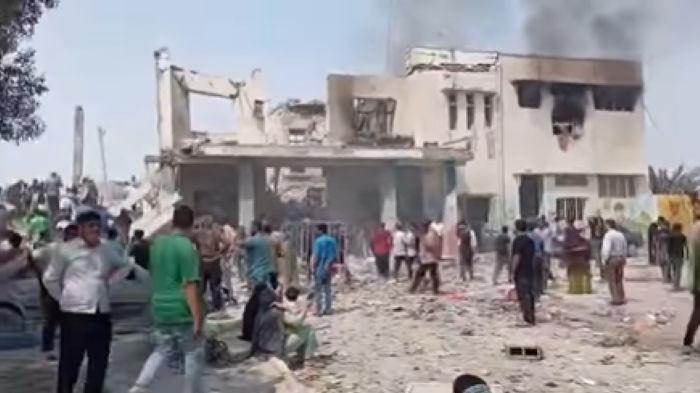 GEDUNG SD DIRUDAL - Kondisi gedung sekolah dasar (SD) Shajareye Tayabeh di Kota Minab, Hormozgan, Iran Selatan, usai dihantam rudal Israel, Sabtu (28/2/2026) pagi. Sebanyak 53 siswi dilaporkan tewas tertimbun reruntuhan beton di lokasi yang dikonfirmasi otoritas setempat murni area sipil tanpa fasilitas militer Iran.