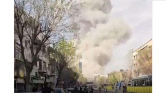 ISRAEL SERANG IRAN -- Konflik panjang antara Israel dan Iran memasuki babak baru setelah Israel dilaporkan melancarkan serangan langsung ke wilayah Iran pada Sabtu (28/2/2026). Ledakan yang terdengar di Teheran menandai eskalasi signifikan dalam rivalitas geopolitik yang selama ini lebih banyak berlangsung melalui perang bayangan dan konflik proksi.