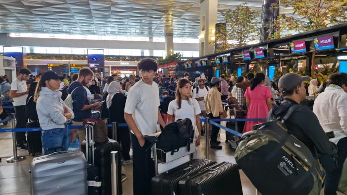 DITUTUP - Penerbangan pesawat internasional menuju Timur Tengah melalui Terminal 3 Bandara Soekarno-Hatta, Benda, Kota Tangerang, Banten, Jumat (27/2/2026).