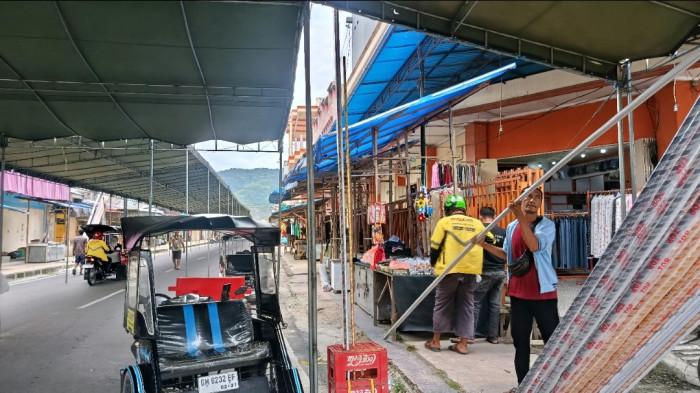 Pedagang mulai mengatur tenda jualan mereka