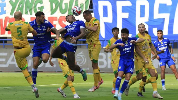 Pamain Persib Bandung, Ramon Tanque berebut bola di udara dengan pemain Persebaya Surabaya pada Super League 2025-2026, di Stadion Gelora Bandung Lautan Api (GBLA), Kota Bandung, Jawa Barat, Sabtu (9/8/2025).