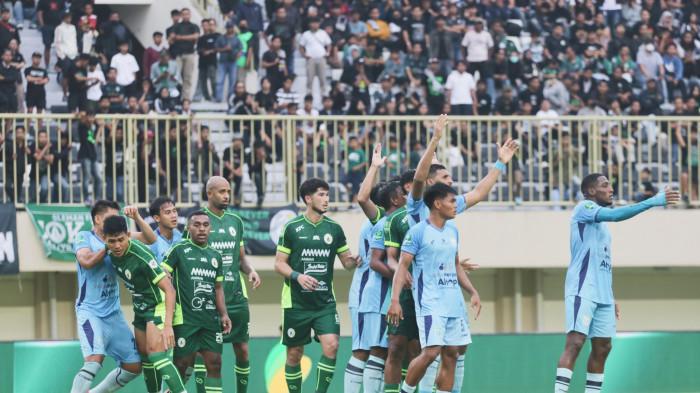 Pemain PSS Sleman saat menghadapi situasi set piece ketika melawan Persela Lamongan di Stadion Maguwoharjo, Sleman beberapa waktu lalu.