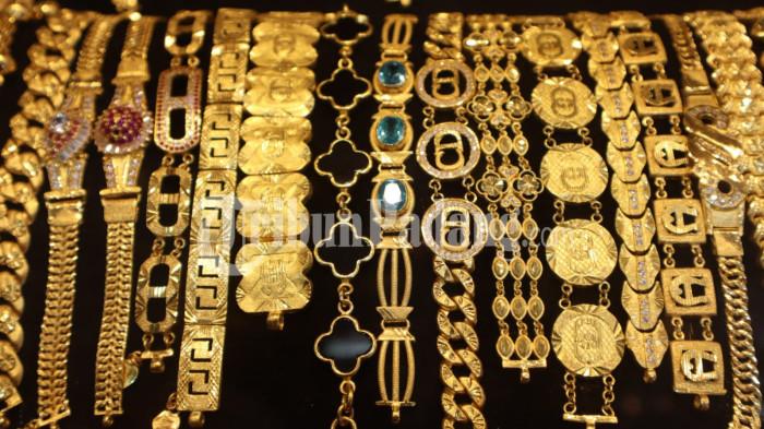 HARGA EMAS: Harga emas di Kota Padang, Sumatera Barat, terpantau mengalami fluktuasi pada perdagangan hari ini, Sabtu (28/2/2026). Untuk ukuran satu ameh setara dengan 2,5 gram harga jual hari ini berada di kisaran Rp 6.650.000. (Foto/Arif RK).