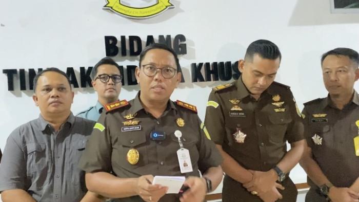 KORUPSI BBM SUBSIDI - Konferensi pers Kejaksaan Negeri Bangka dalam penetapan tersangka kasus dugaan korupsi penyalahgunaan BBM subsidi nelayan, Senin (26/1/2026) malam di kantor Kejari Bangka. (Bangkapos/Arya Bima Mahendra)