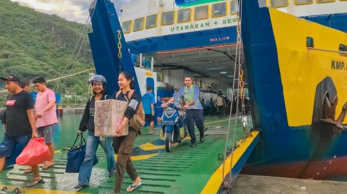 ARUS BALIK - Potret penumpang KMP Moinit saat tiba di Pelabuhan Penyeberangan Gorontalo, Senin (7/4/2025). Sejumlah penumpang menceritakan pengalamannya naik kapal.