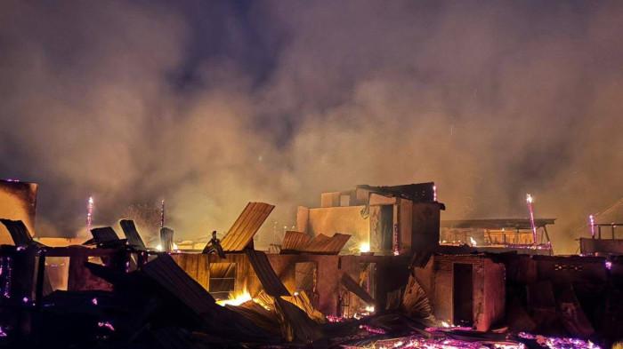 API MELALAP- Kobaran api melalap puluhan rumah warga di Dusun Kappung Tulu, Desa Galung Tuluk, Kecamatan Balanipa, Kabupaten Polewali Mandar, Sabtu (28/2/2026) malam sekitar pukul 20.30 Wita. Kebakaran diduga bermula dari dapur rumah warga dan cepat menjalar di pemukiman padat saat warga melaksanakan salat tarawih, mengakibatkan 29 rumah ludes dan 173 jiwa mengungsi.