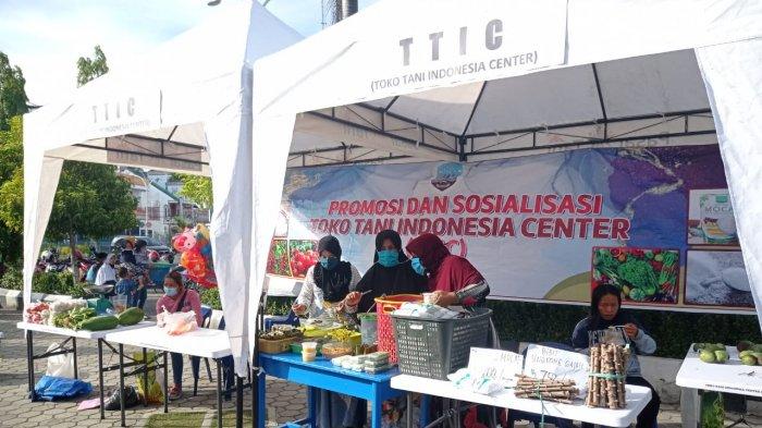 PEMINDAHAN PASAR TANI - Tampak antusias masyarakat berbelanja produk unggulan daerah di Pasar Tani, Alun-Alun Nunukan, Minggu (07/11/2021) lalu. Kepala Dinas Koperasi, Usaha Kecil Menengah, Perindustrian dan Perdagangan (DKUKMPP) Kabupaten Nunukan, Muhtar, memastikan Pasar Tani akan dipindahkan ke kawasan Tanah Merah, setelah Hari Raya Idul Fitri 1447 H/2026  TRIBUNKALTARA.COM/ Febrianus Felis.