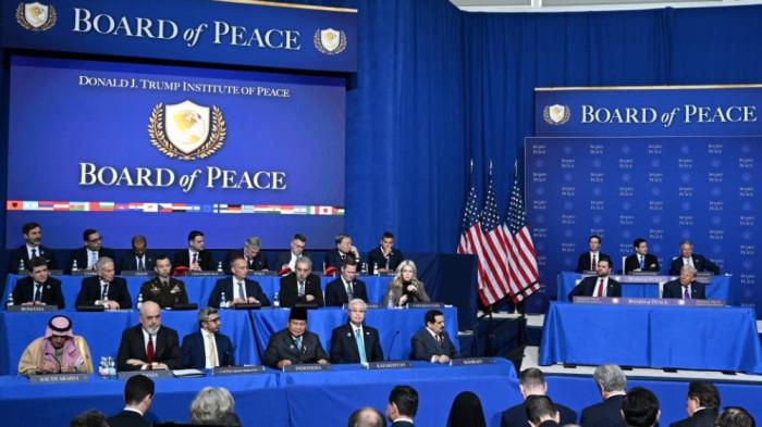 DEWAN PERDAMAIAN - Pertemuan perdana (Inaugural Meeting) Board of Peace (BoP) yang digelar di Donald Trump United States Institute of Peace, Washington, D.C., Amerika Serikat, Kamis (19/02/2026). Pertemuan tersebut menjadi momentum resmi peluncuran mekanisme internasional Board of Peace sebagai platform kolaborasi global untuk mendukung stabilisasi kawasan konflik dan pemulihan pascakonflik, terutama di Gaza.