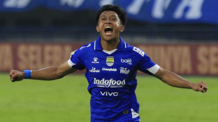Pamain Persib Bandung, Febri Hariyadi melakukan selebrasi setelah berhasil membobol gawang Semen Padang pada Super League 2025-2026, di Stadion Gelora Bandung Lautan Api (GBLA), Kota Bandung, Jawa Barat, Sabtu (9/8/2025).