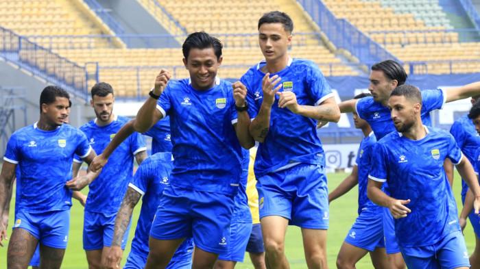 Pemain Persib Bandung menjalani latihan resmi jelang kontra Selangor FC, di Stadion Gelora Bandung Lautan Api (GBLA), Gedebage, Kota Bandung, Jawa Barat, Rabu (22/10/2025).