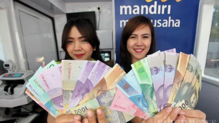 UANG THR - Petugas memperlihatkan uang rupiah kertas edisi baru di mobil kas keliling Bank Mandiri pada Edukasi dan Sosialisasi Uang Rupiah NKRI Tahun Emisi 2016, di arena Car Free Day (CFD), Jalan Asia Afrika, Kota Bandung, Minggu (29/1/2017).